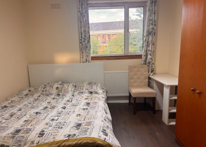 Room Leithland Road in Glasgow
