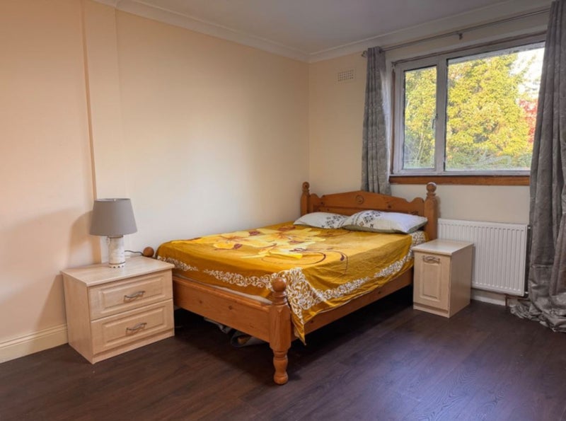 Room Leithland Road in Glasgow