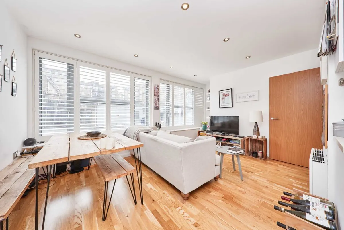 Flat Streatham High Road in Greater London