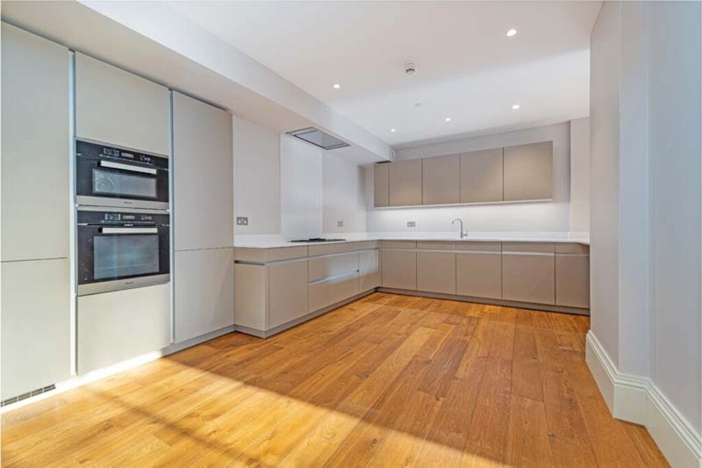 Flat Hortensia Road in Greater London