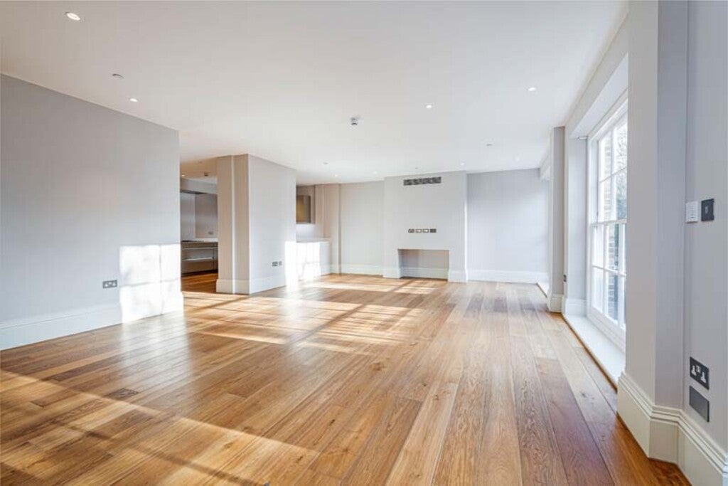 Flat Hortensia Road in Greater London