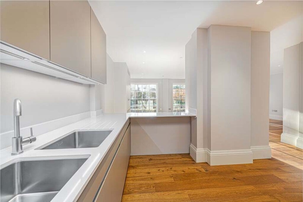 Flat Hortensia Road in Greater London