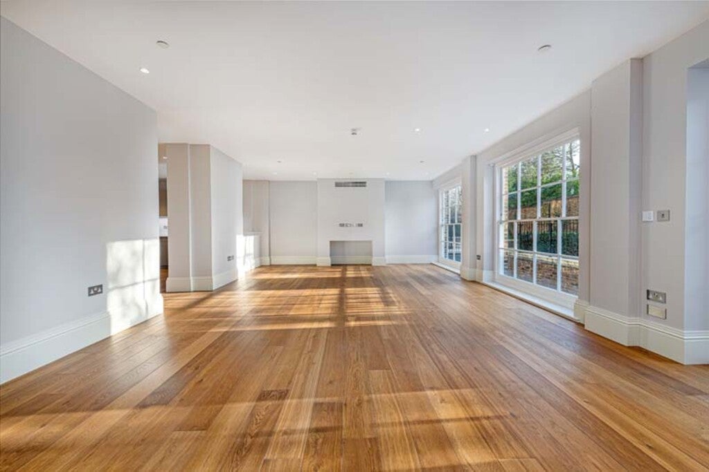 Flat Hortensia Road in Greater London