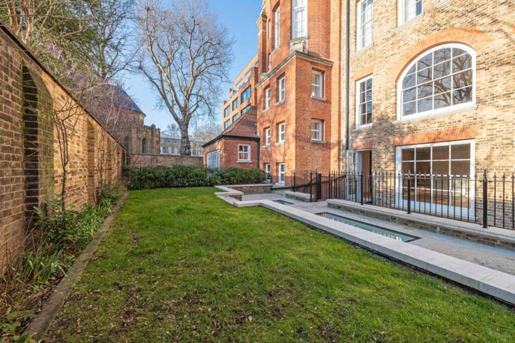 Flat Hortensia Road in Greater London