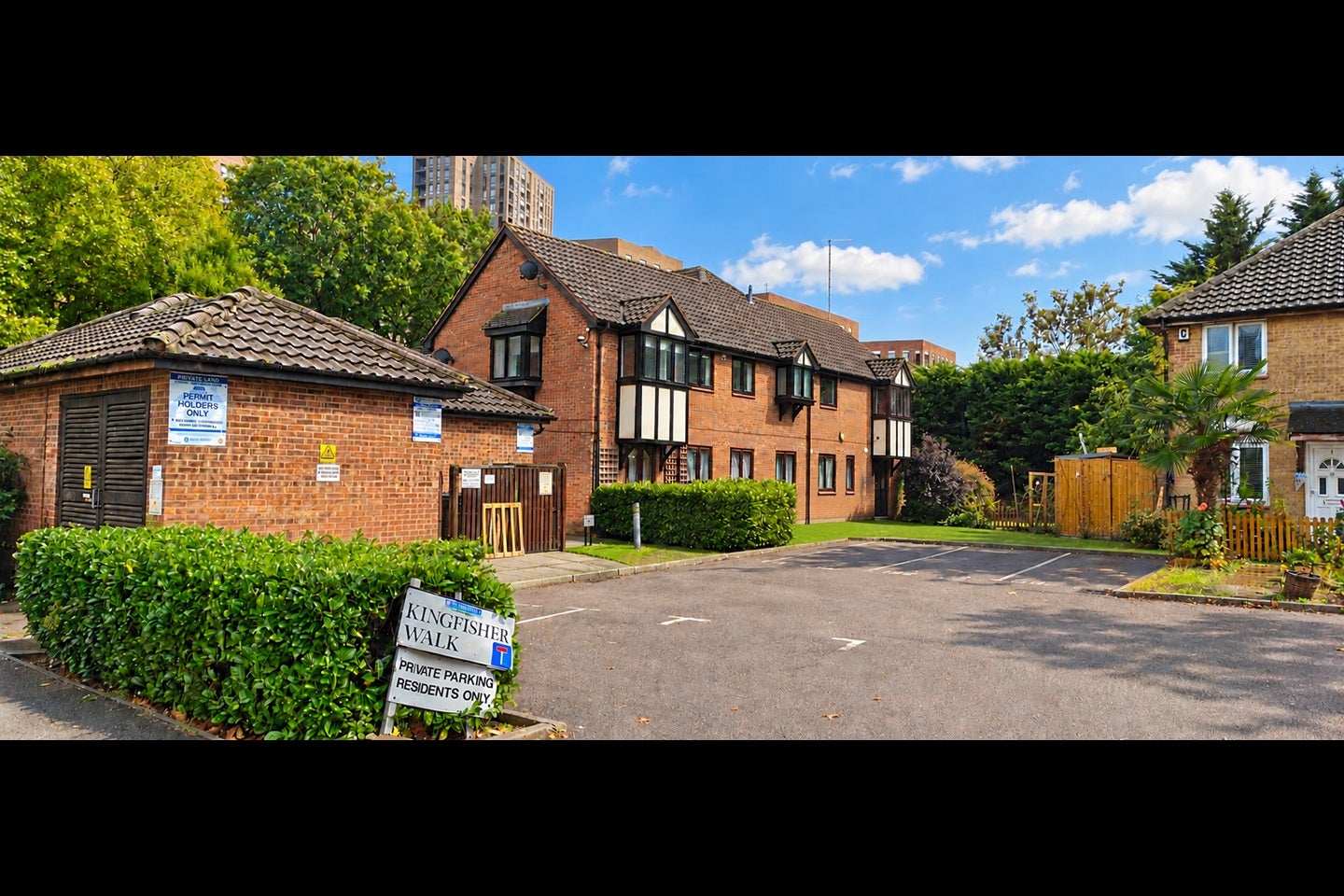 Flat Raven Close in Greater London
