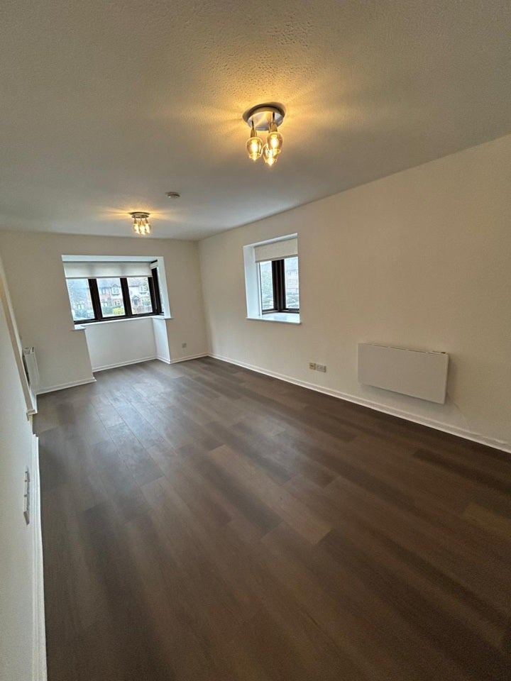 Flat Raven Close in Greater London