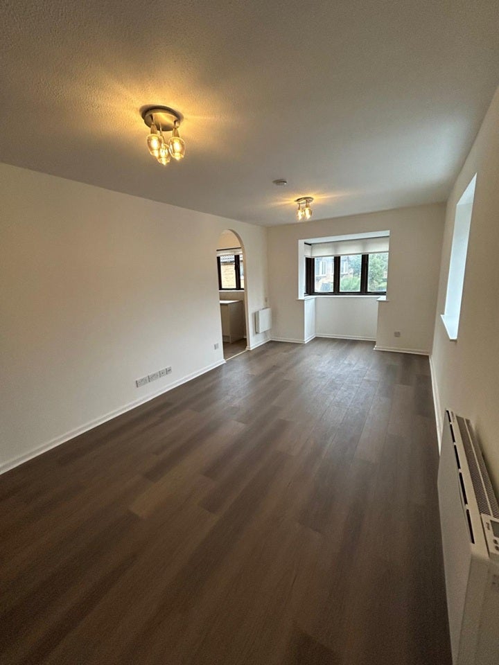 Flat Raven Close in Greater London