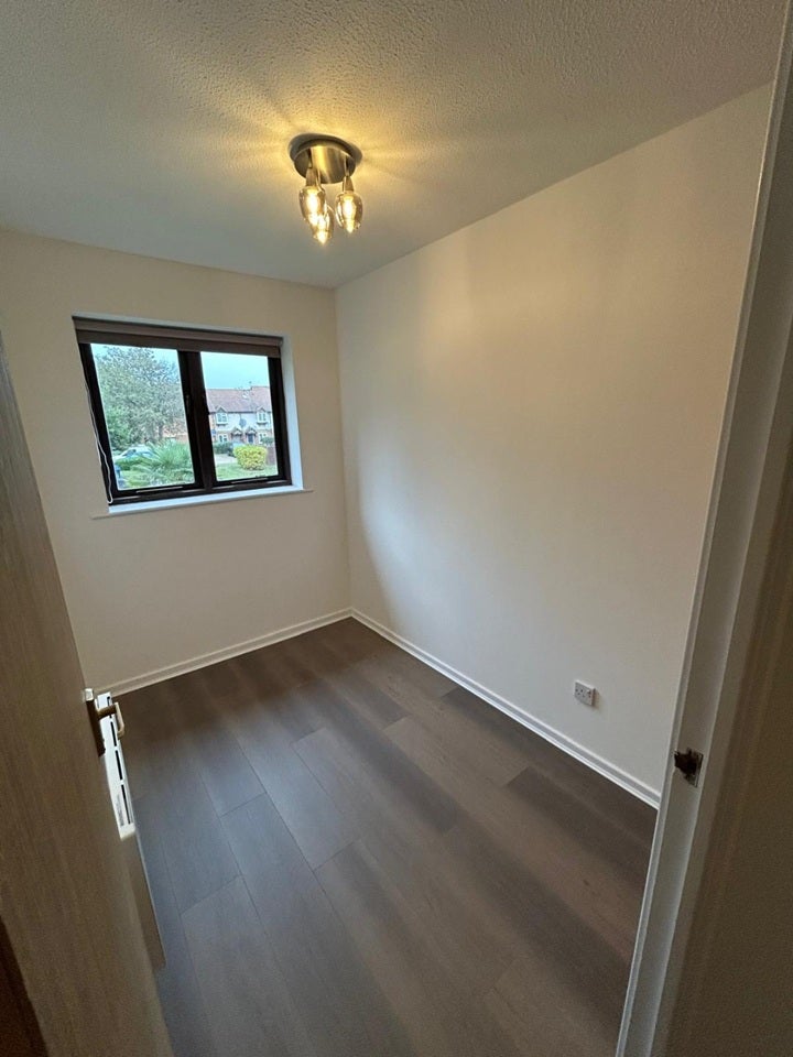 Flat Raven Close in Greater London
