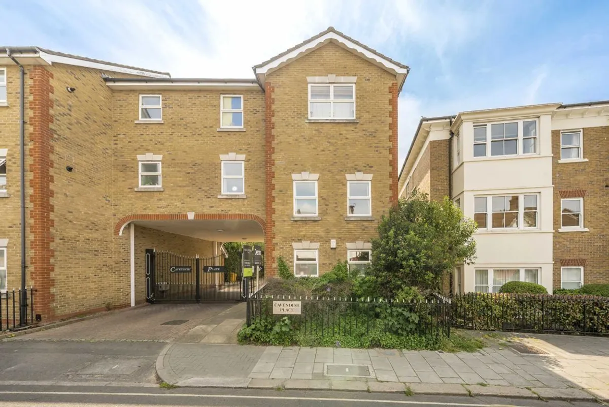 Flat Crescent Lane in Greater London