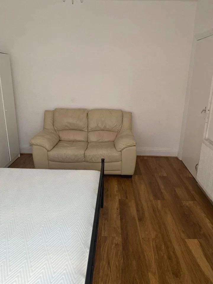 Room Camrose Avenue in Greater London
