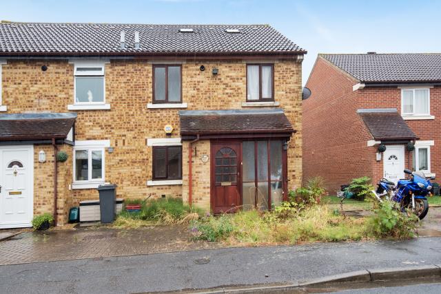 House Charleston Close in Greater London