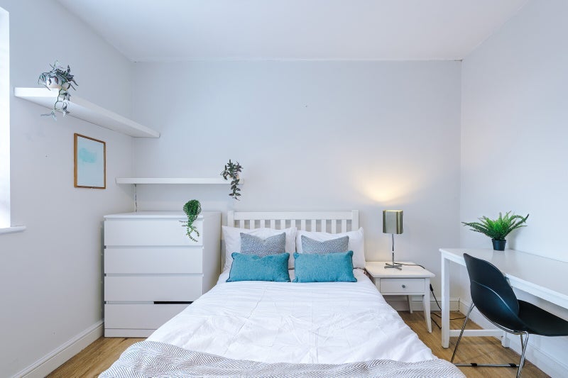 Room Rolleston Drive in Nottingham