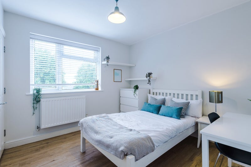 Room Rolleston Drive in Nottingham