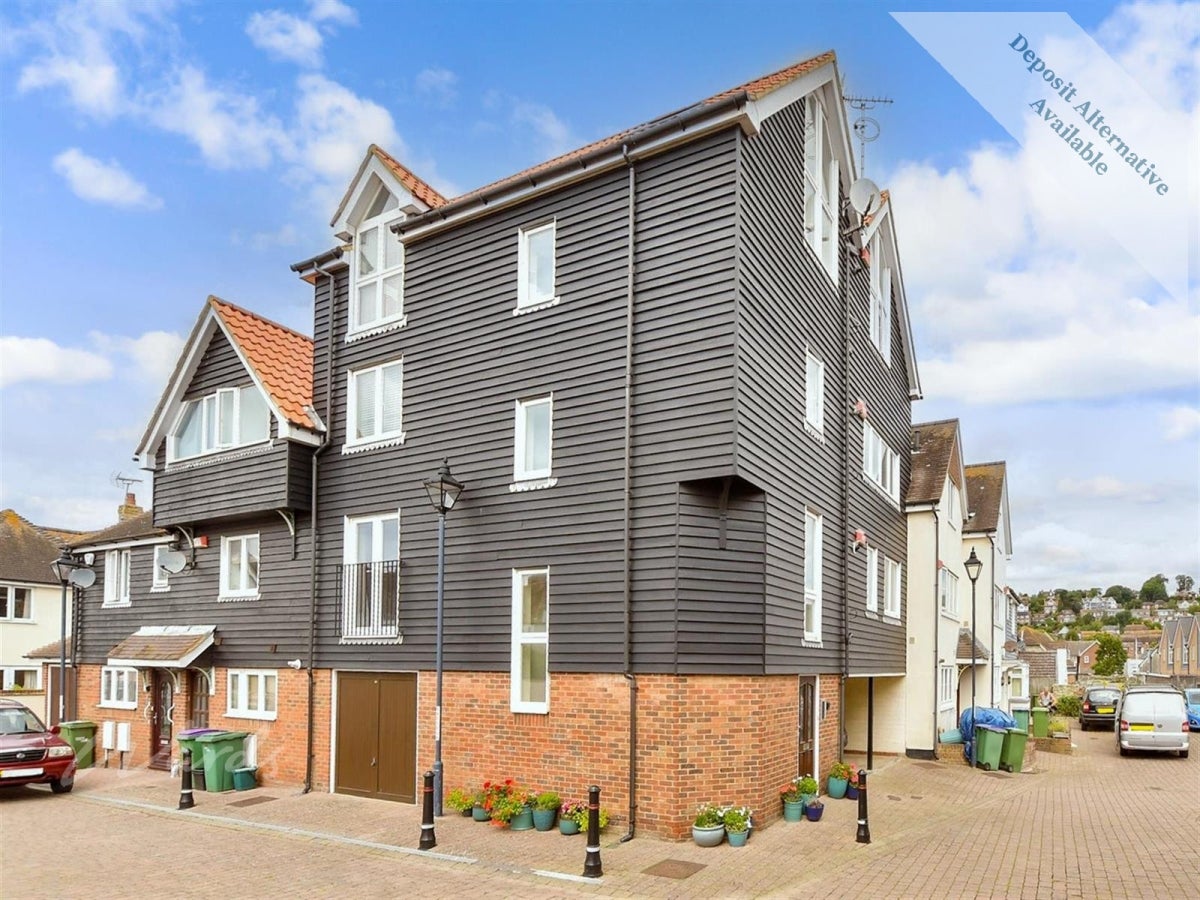 Flat Newmans Close in Folkestone and Hythe District