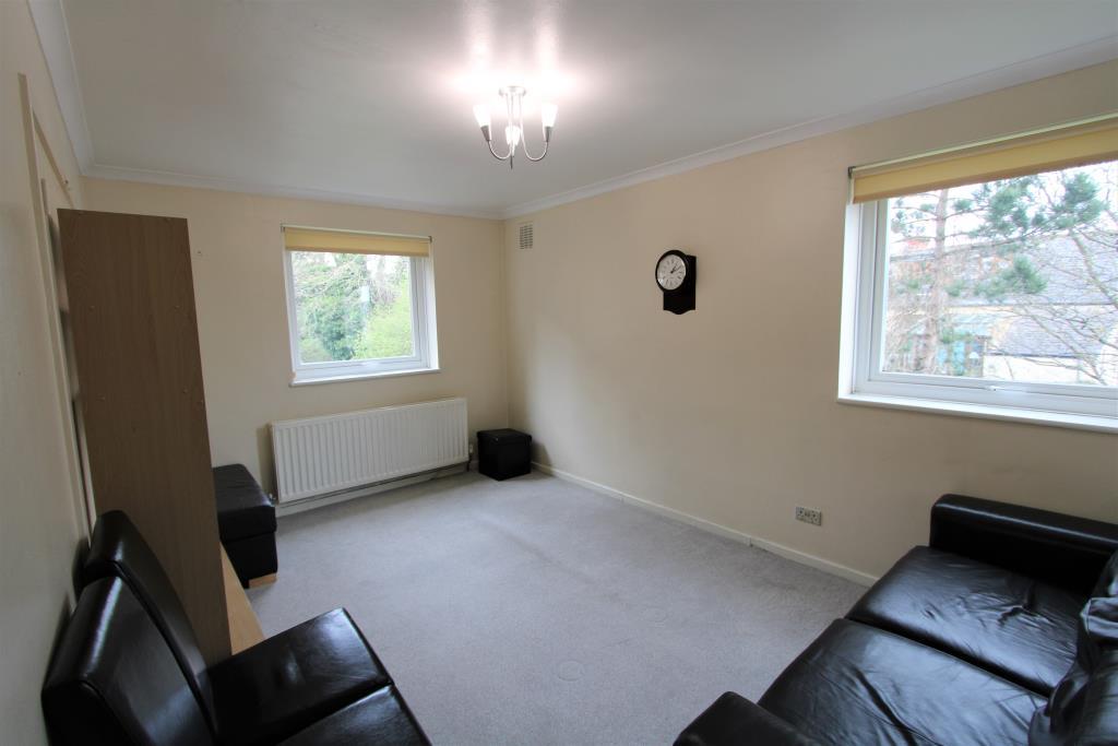 Flat Nursery Walk in Greater London