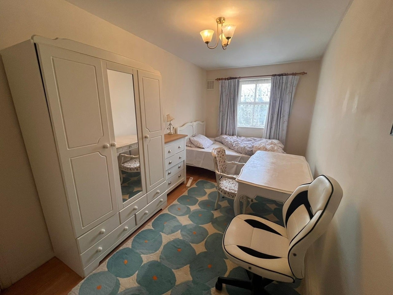 Room Coppetts Road in Greater London
