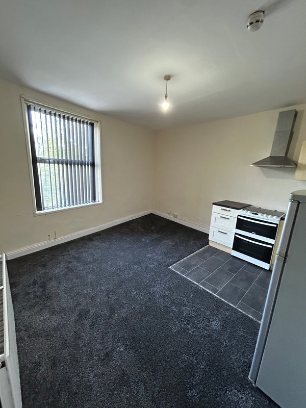 Flat Claremont Place in Leeds