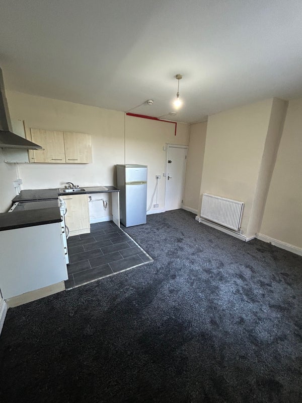 Flat Claremont Place in Leeds