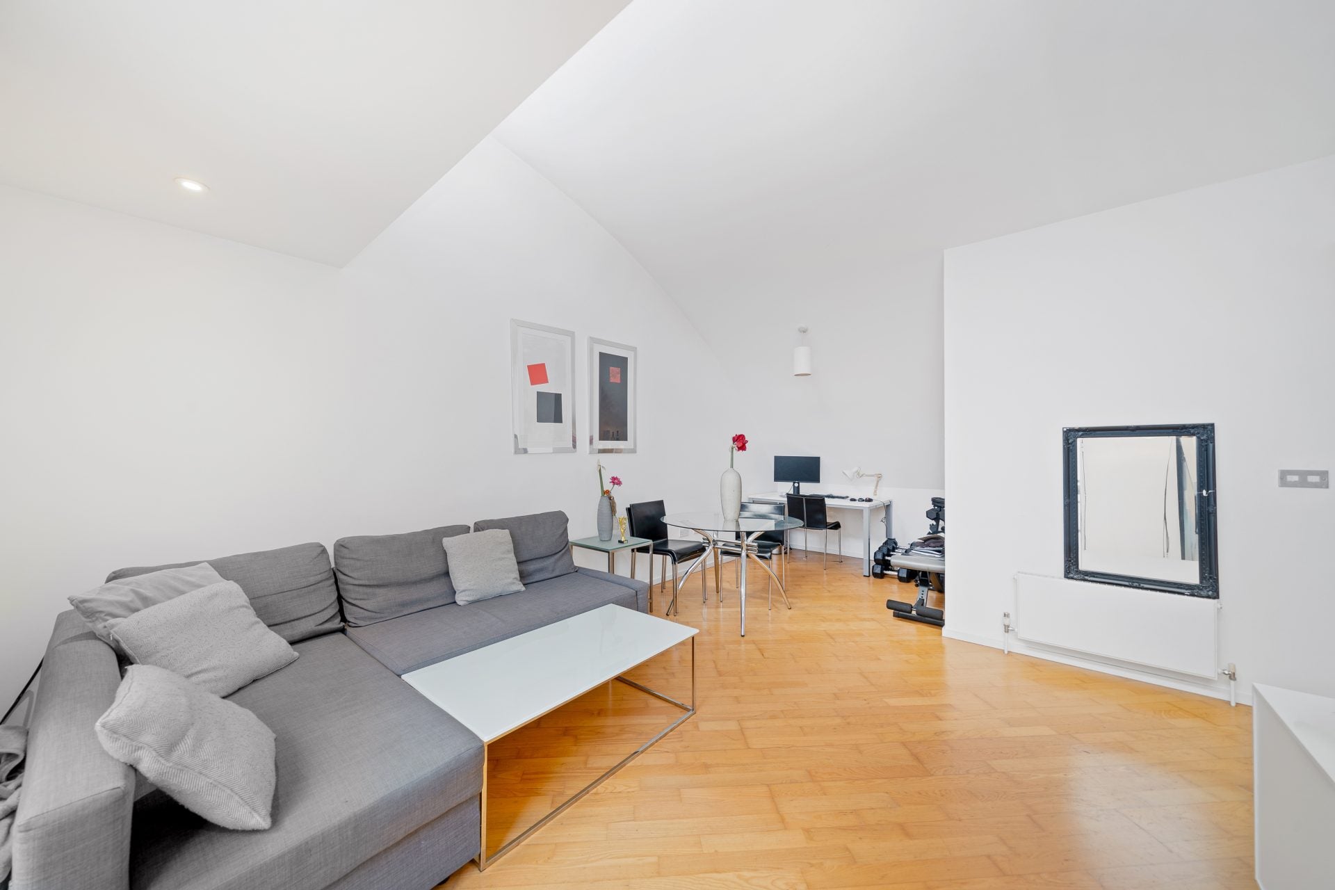 Flat Gillingham Row in London