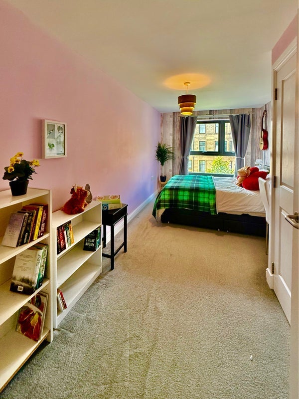 Room Firhill Road in Glasgow