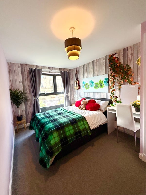 Room Firhill Road in Glasgow