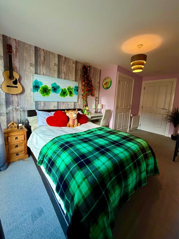 Room Firhill Road in Glasgow