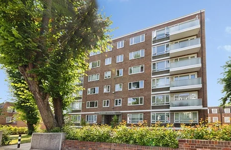 Flat Fairfax Road in London
