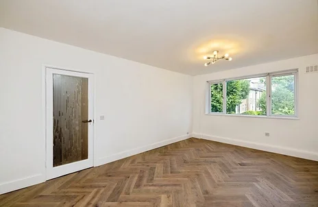 Flat Fairfax Road in London