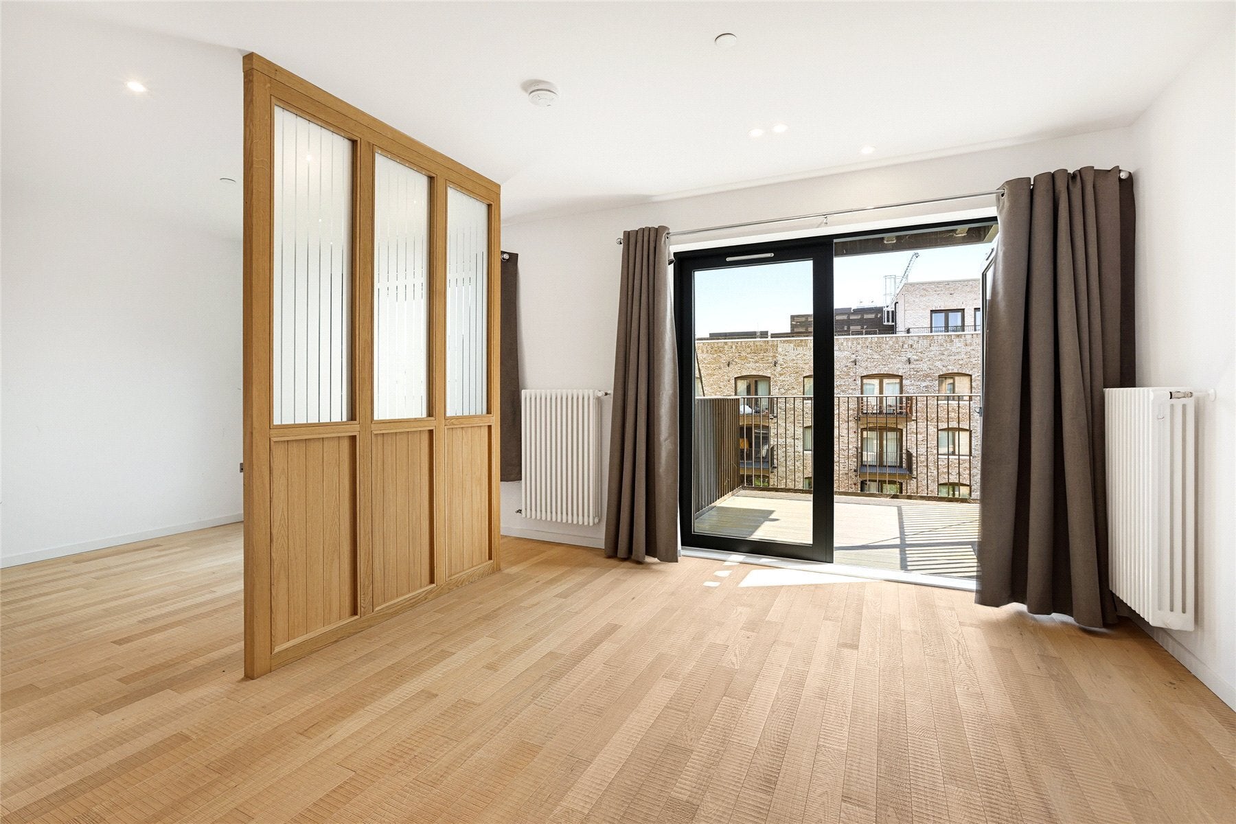 Flat Kingham Avenue in Greater London