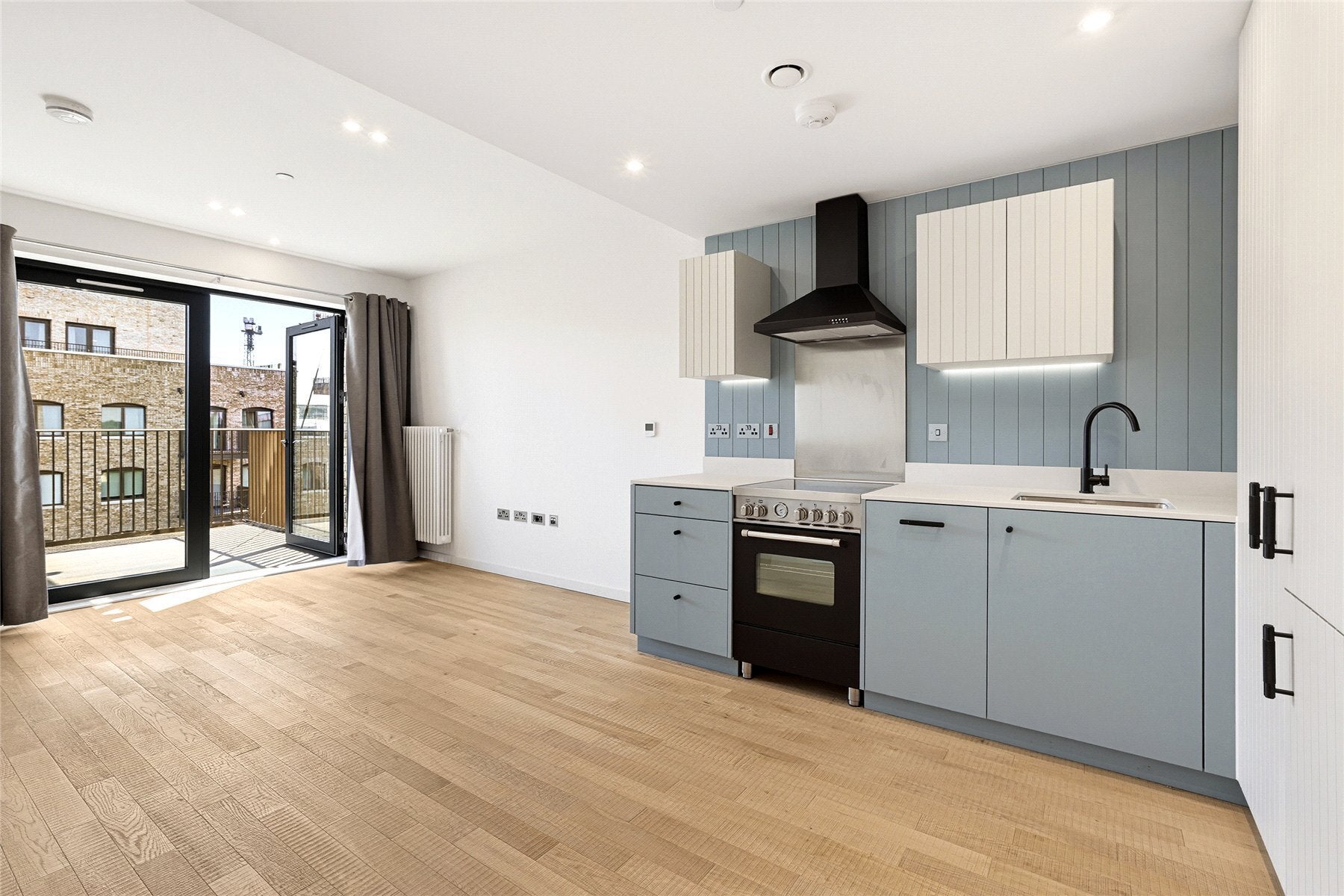 Flat Kingham Avenue in Greater London
