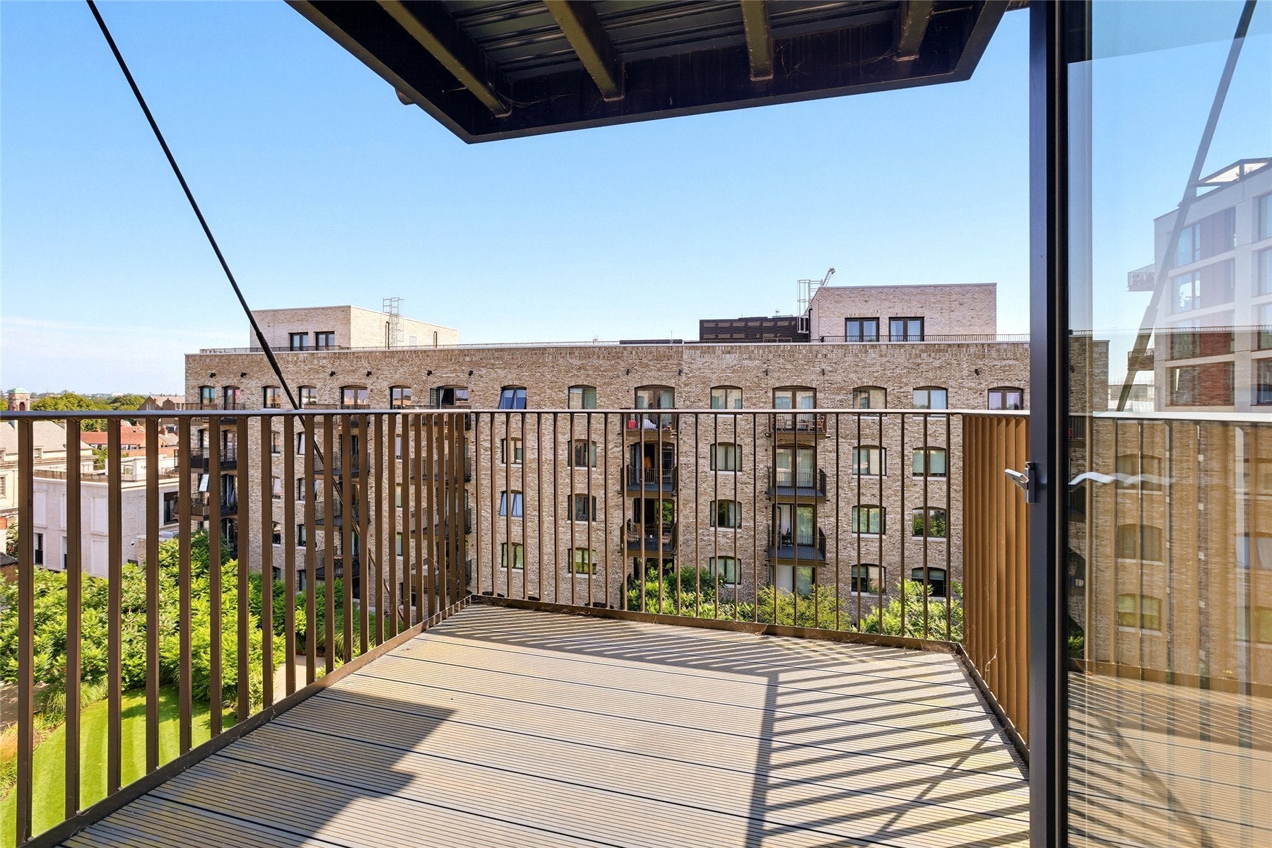 Flat Kingham Avenue in Greater London