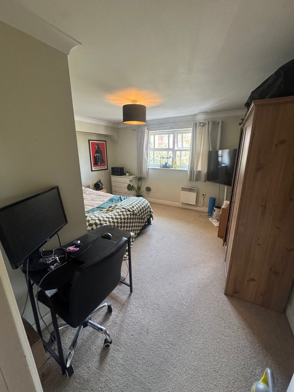 Room Macmillan Way in Greater London