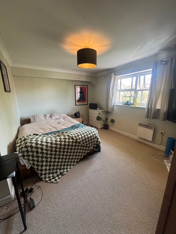 Room Macmillan Way in Greater London