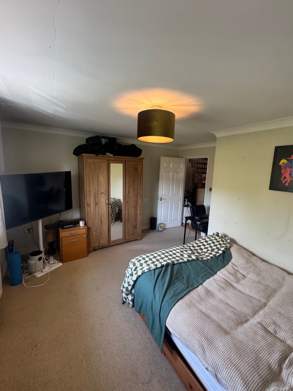 Room Macmillan Way in Greater London