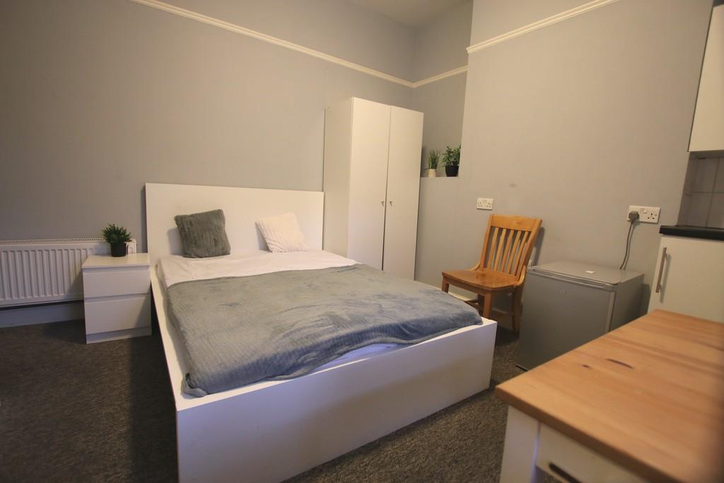 Room Harlesden Road in Greater London