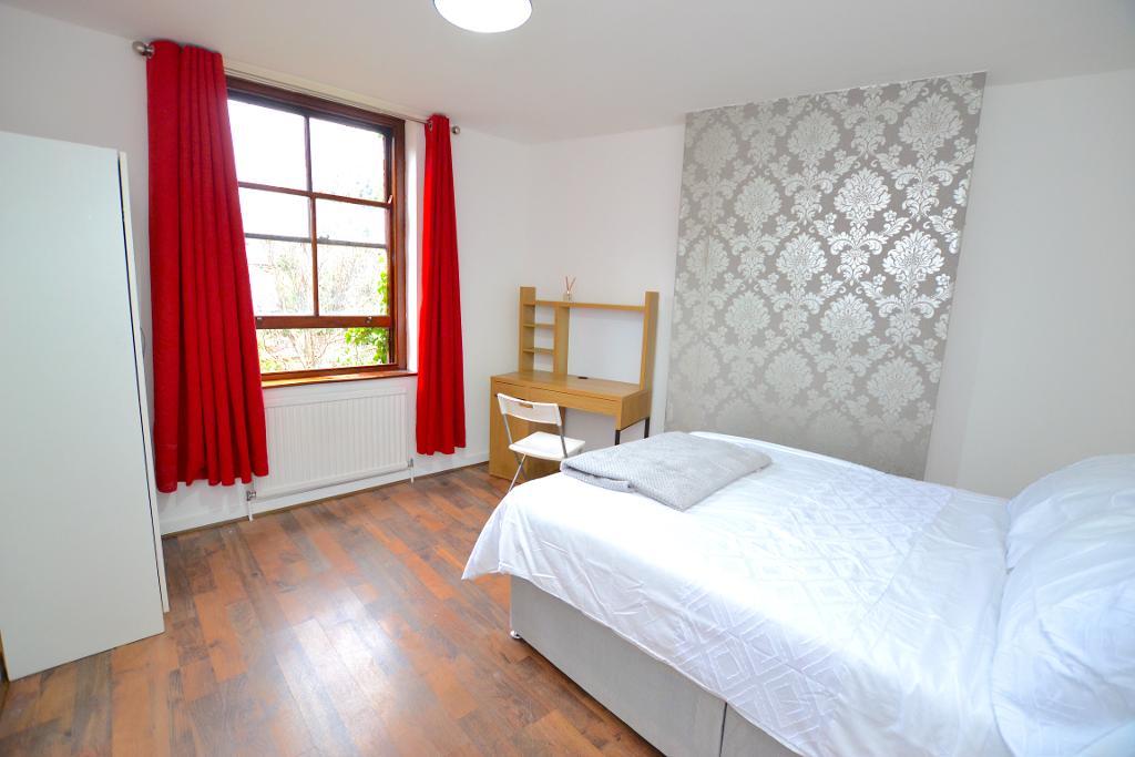 Room Adelina Grove in Greater London