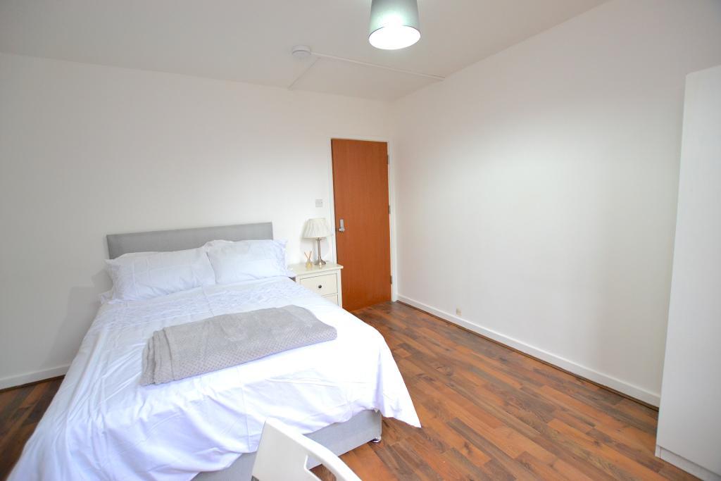 Room Adelina Grove in Greater London
