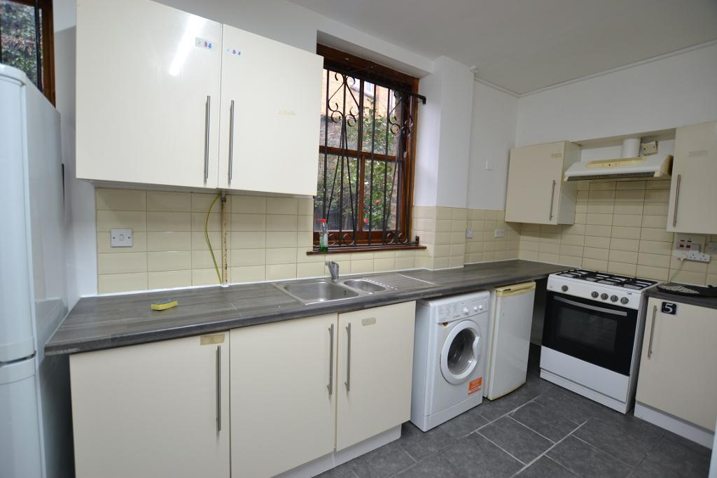 Room Adelina Grove in Greater London