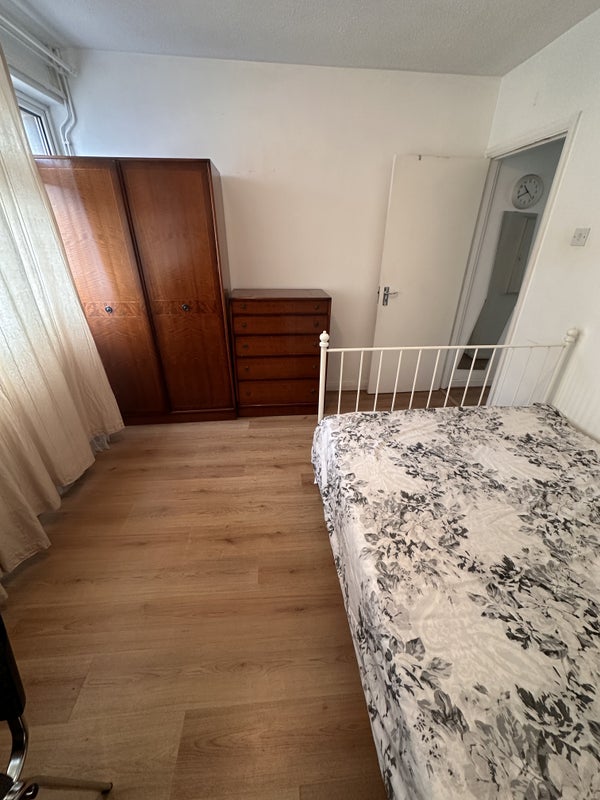 Room Milner Road in Greater London