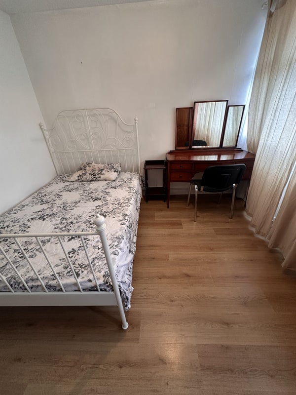 Room Milner Road in Greater London