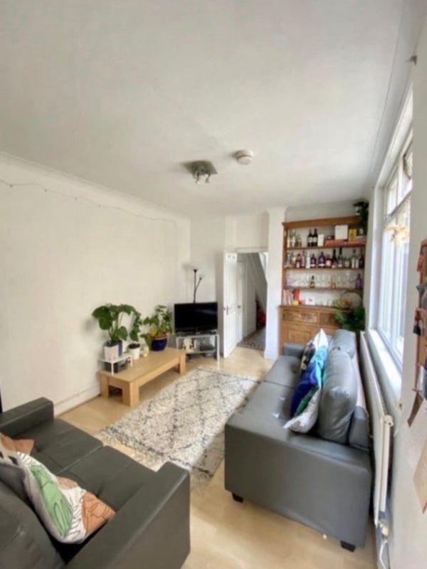 Room Moy Road in Cardiff