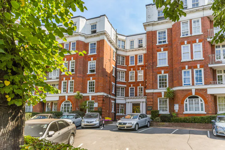 Flat Grove End Road in City of Westminster