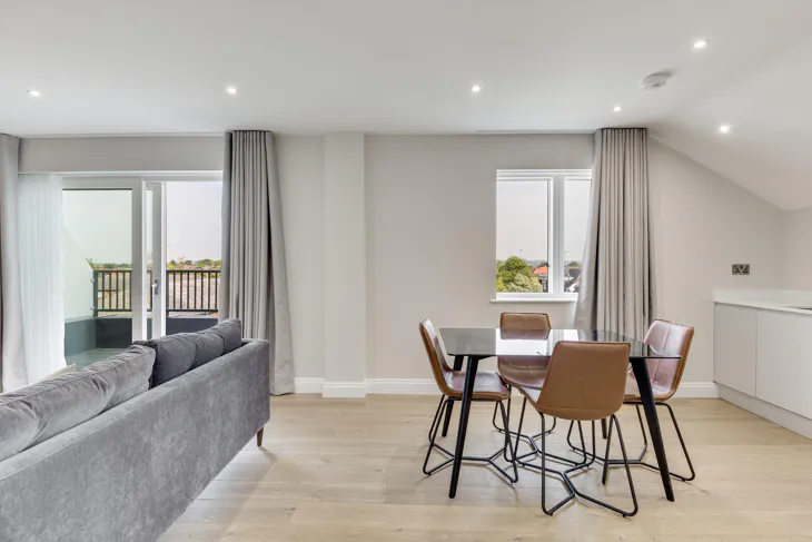 Flat Elsinore Gardens in Greater London