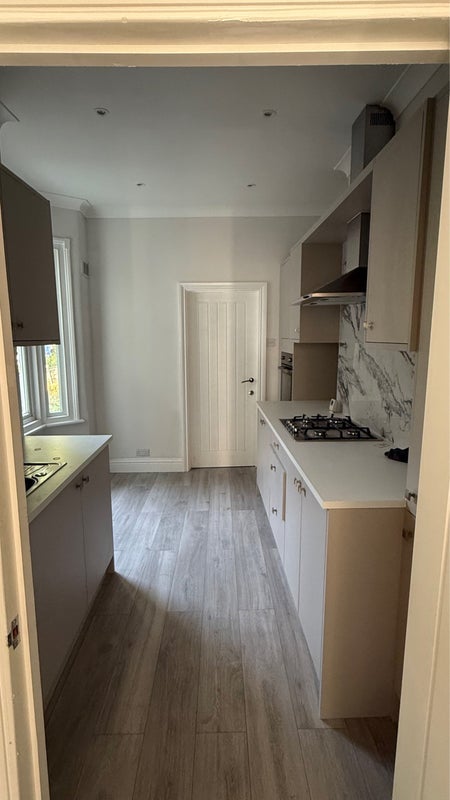 Flat Dupree Road in Greater London