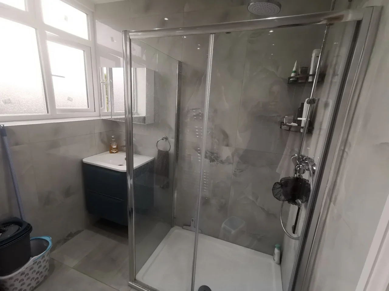 Room Collins Drive in Greater London