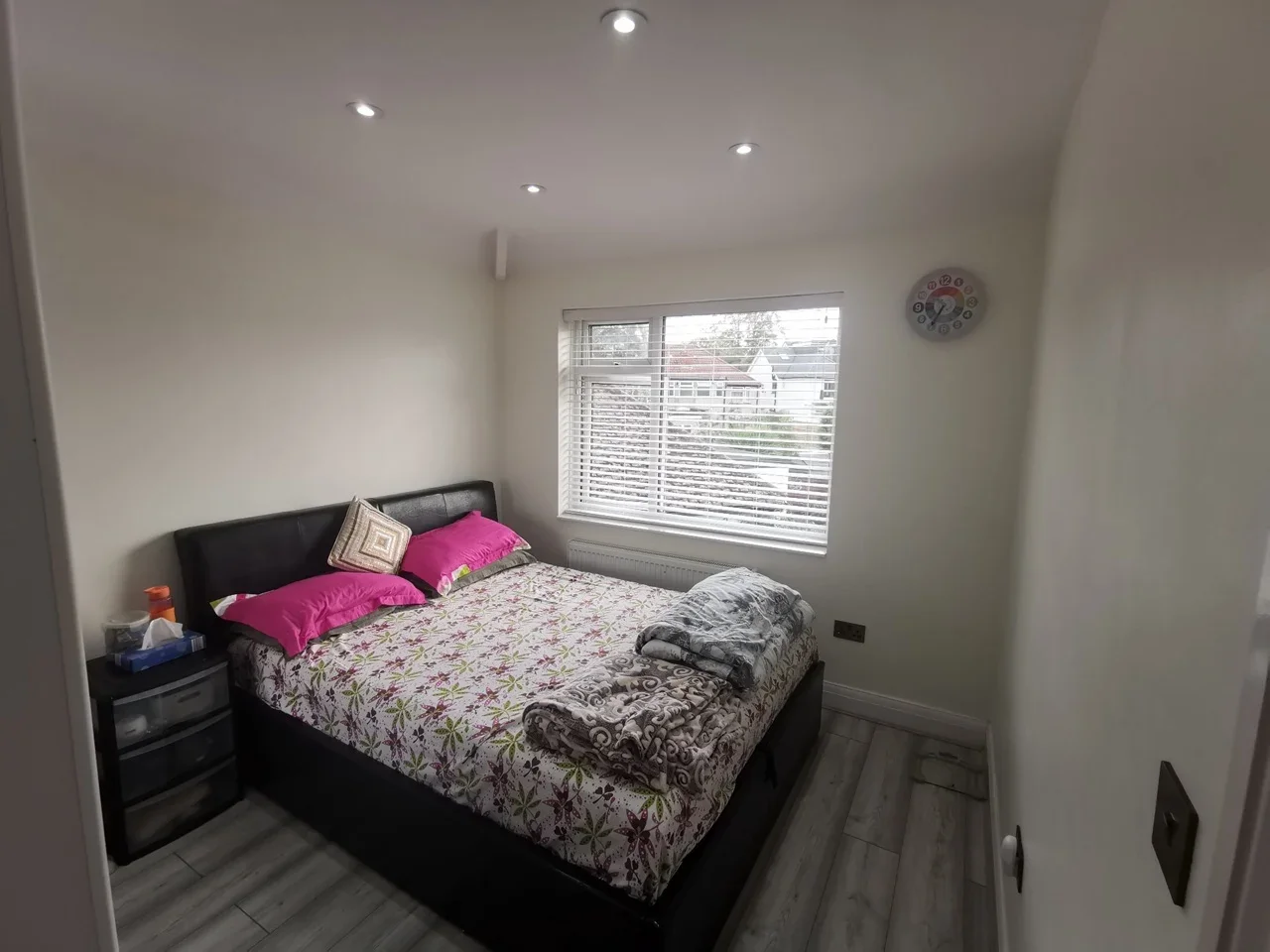Room Collins Drive in Greater London