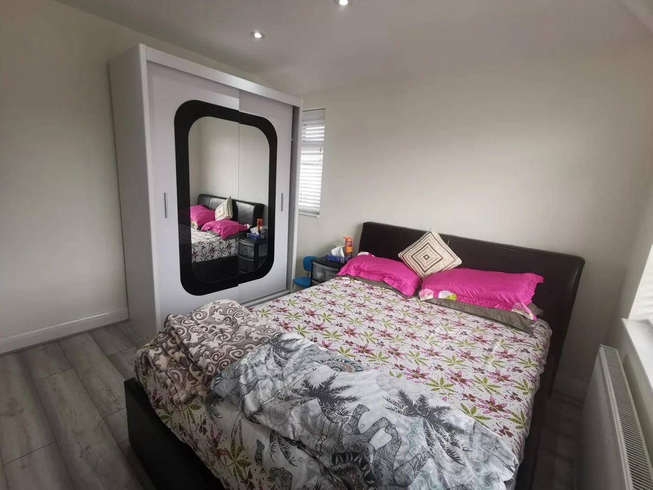 Room Collins Drive in Greater London