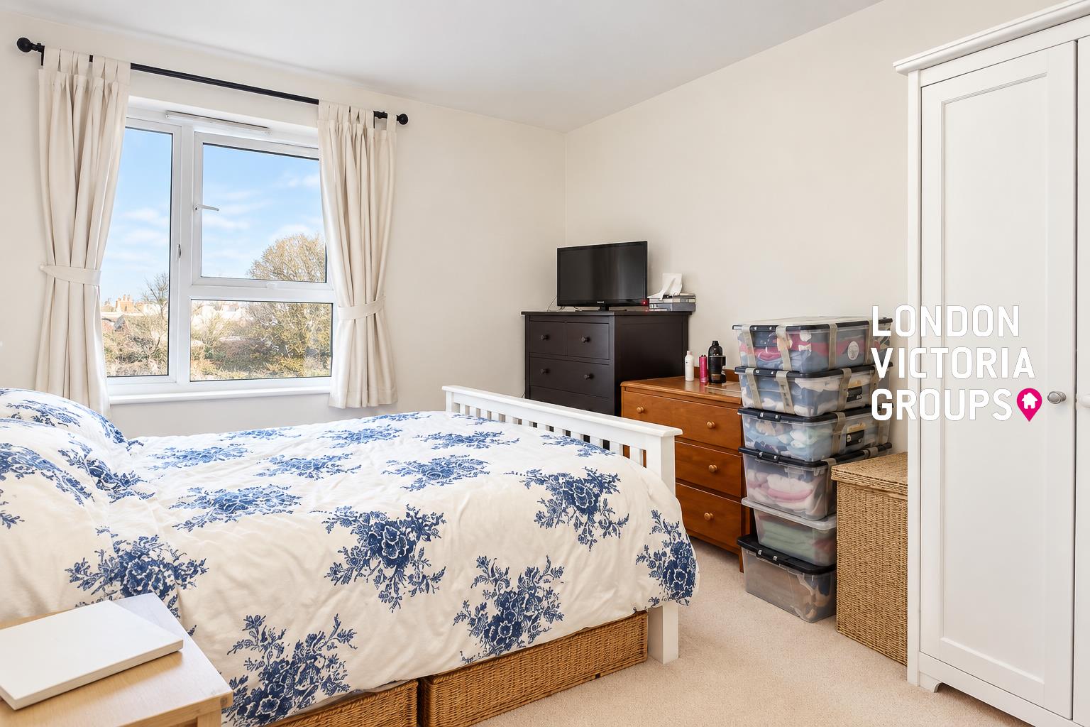 Flat Victoria Way in Greater London