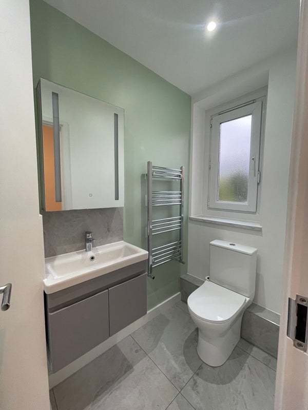 Flat Abbots Park in Greater London