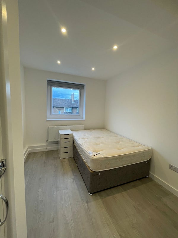 Flat Abbots Park in Greater London